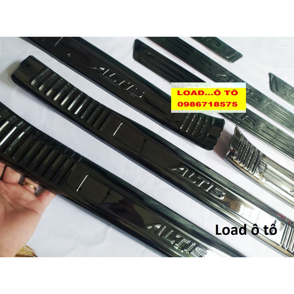 Ốp Bậc Cửa, Nẹp Bước Chân Trong, Ngoài Xe Toyota Altis 2023-2018  Mẫu Vân Titan Xước Cao Cấp