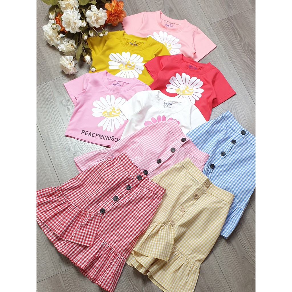 SIZE 2-8 (11-24KG) ĐỒ BỘ BÉ GÁI ÁO TAY NGẮN THUN COTTON VÁY CARO VẢI KATE IN HÌNH HOA CÚC