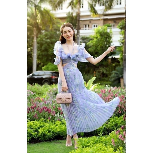 Váy hoa Ngọc Trinh khoét eo