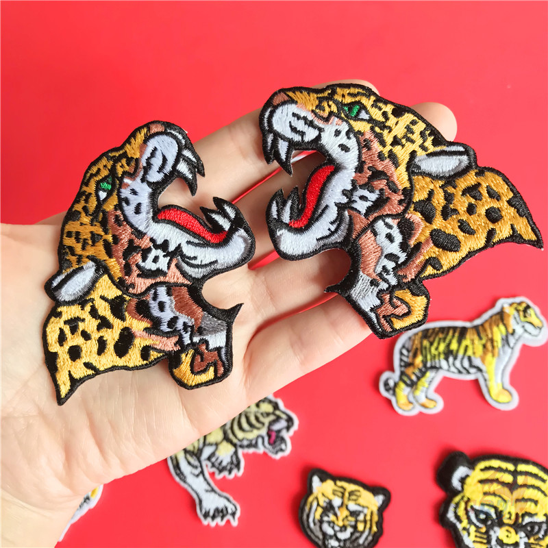 1 miếng dán ủi thêu hình con hổ và báo