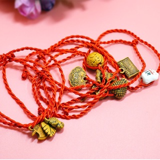 Vòng tay chỉ đỏ may mắn