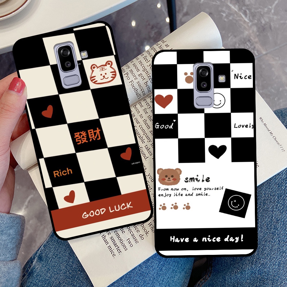Ốp lưng Samsung J8 in hình sọc caro, họa tiết đen trắng dễ thương