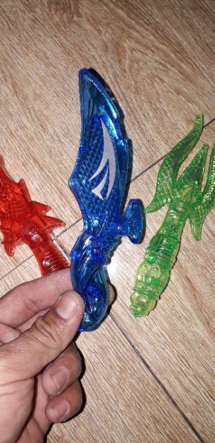 Một cái mô hình bằng nhựa để trưng bày dài 15cm