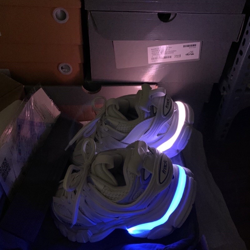 GIÀY BA.LEN TRACK LED LAI AU ĐỈNH CAO