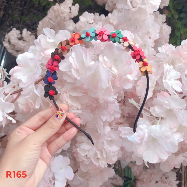 Cài tóc hoa nhiều màu sặc sỡ.