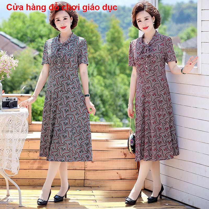 Phụ nữ trung niên và người cao tuổi Váy 50 kiểu phương Tây mẹ mùa hè giản dị giảm béo hoa dài