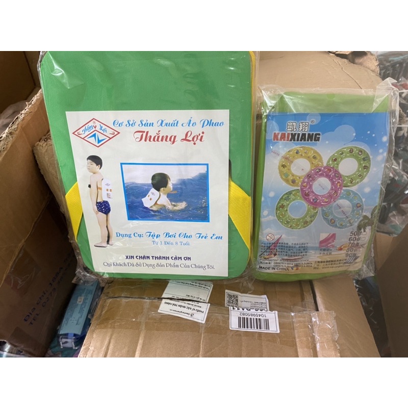 Combo hữu ích cho bé gồm phao tròn và phao lưng