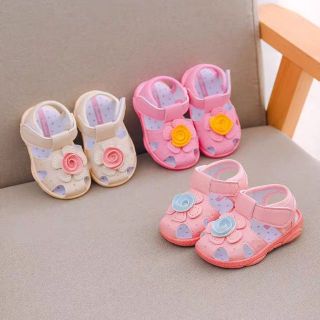 GIÀY SANDAL ĐẾ CÓ KÈN CHO BÉ GÁI ĐÍNH HOA HỒNG