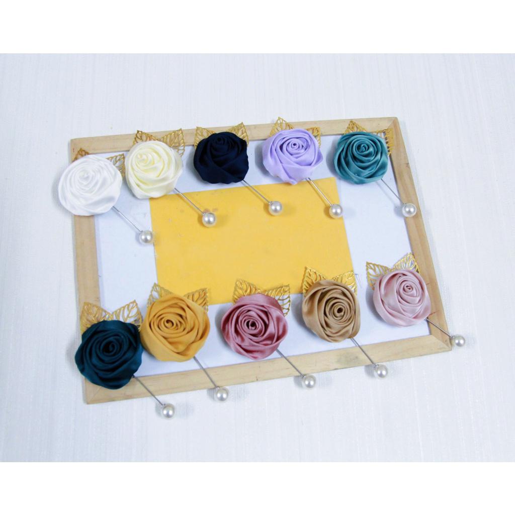Hoa cài áo handmade hoa hồng cuộn mix 2 lá kim loại (NO BOX) [HANN- Hoa cài áo, pk thời trang]