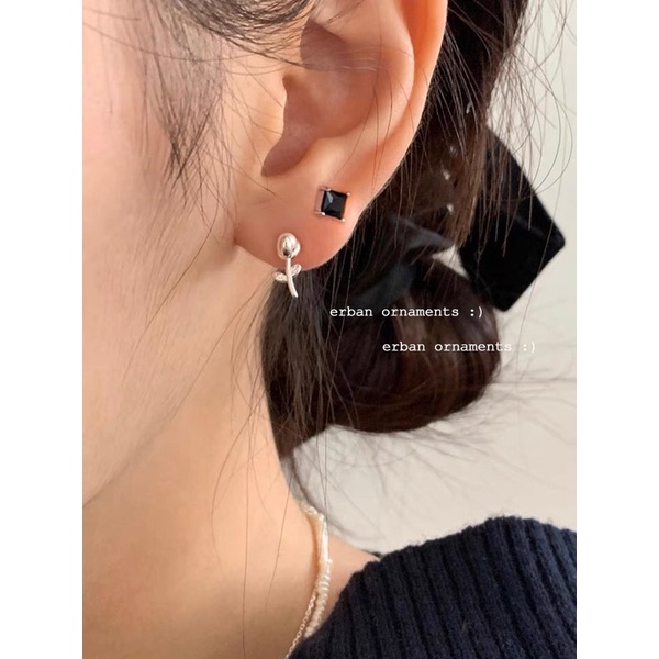 1 chiếc bông tai đá vuông chốt bi