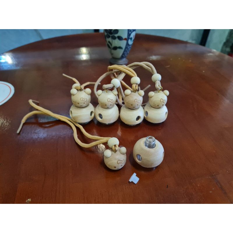 Chai treo xe mèo kitty - vỏ chai tinh dầu xe hơi