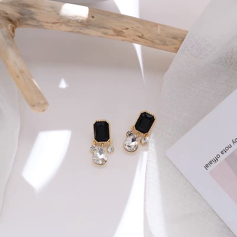 Khuyên tai đính hạt màu đen cổ điển vintage - Maben