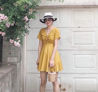 Đầm bi vàng nhúng ngực