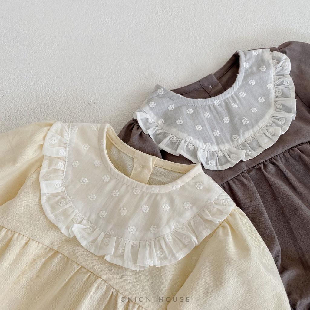 Bộ liền thân dài tay kem nâu linen phối bèo xô bé gái