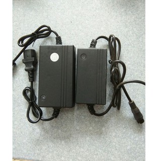 Cục sạc 12V, lớn, dùng cho bình phun thuốc trừ sâu, đầu 3 chân, có đèn báo đầy