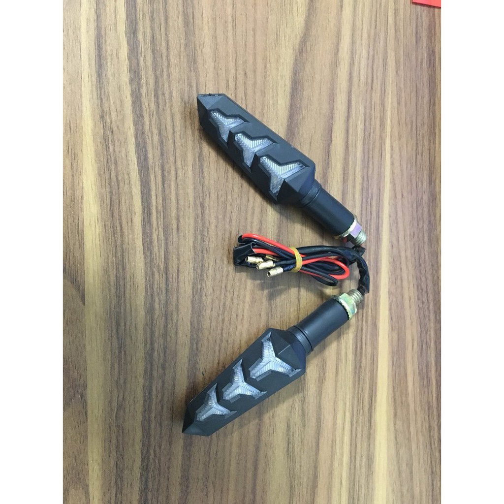 1 Đôi Đèn Xi nhan LED kiểu Ferrari F1 chạy hiệu ứng cho Exciter 150. Đèn LED Xi nhan hình mũi tên  - DXND