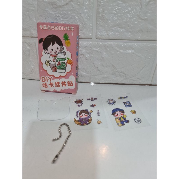 Hộp làm móc khóa, móc treo trong suốt dính sticker DIY- loại mỏng vừa , có clip