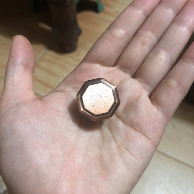 Núm tủ đồng tặng kèm vít
