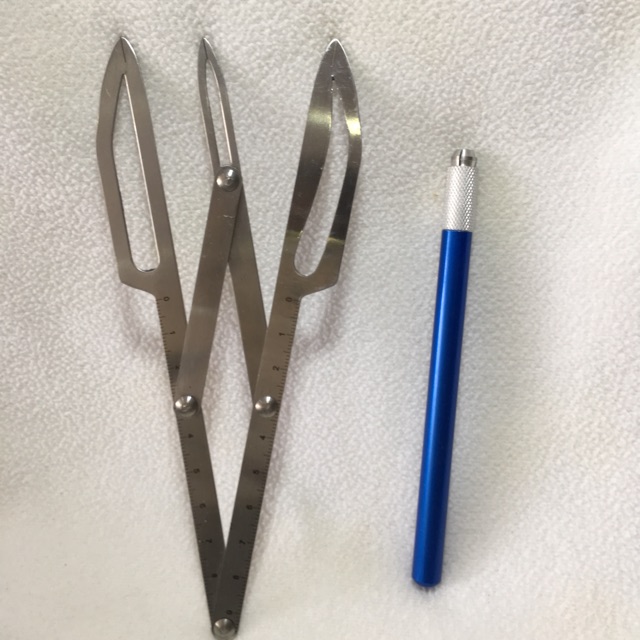 Thước tỉ lệ vàng compa + bút khắc.