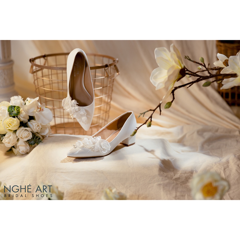Giày cô dâu Nghé Art đính dãy hoa 390