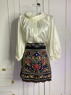 Áo kiểu và chân váy công sở