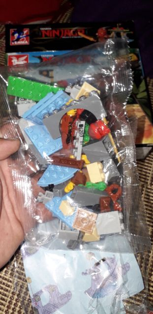 Lắp ráp 1 hộp LegoNinjagh 6203 có nhiều chi tiết bằng nhựa ABS