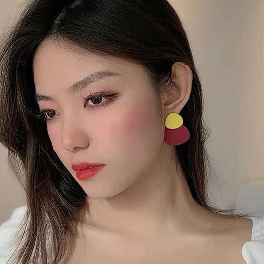 Khuyên tai mặt hình hoa màu vàng cỡ nhỏ đáng yêu