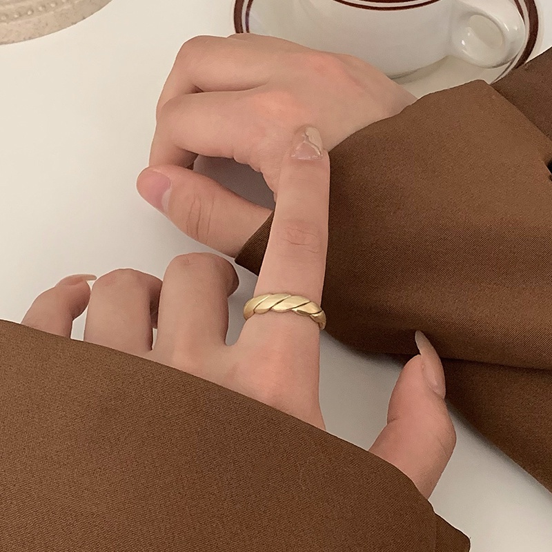 Nhẫn nữ trơn basic đeo tay hình bán nguyệt bằng hợp kim R009