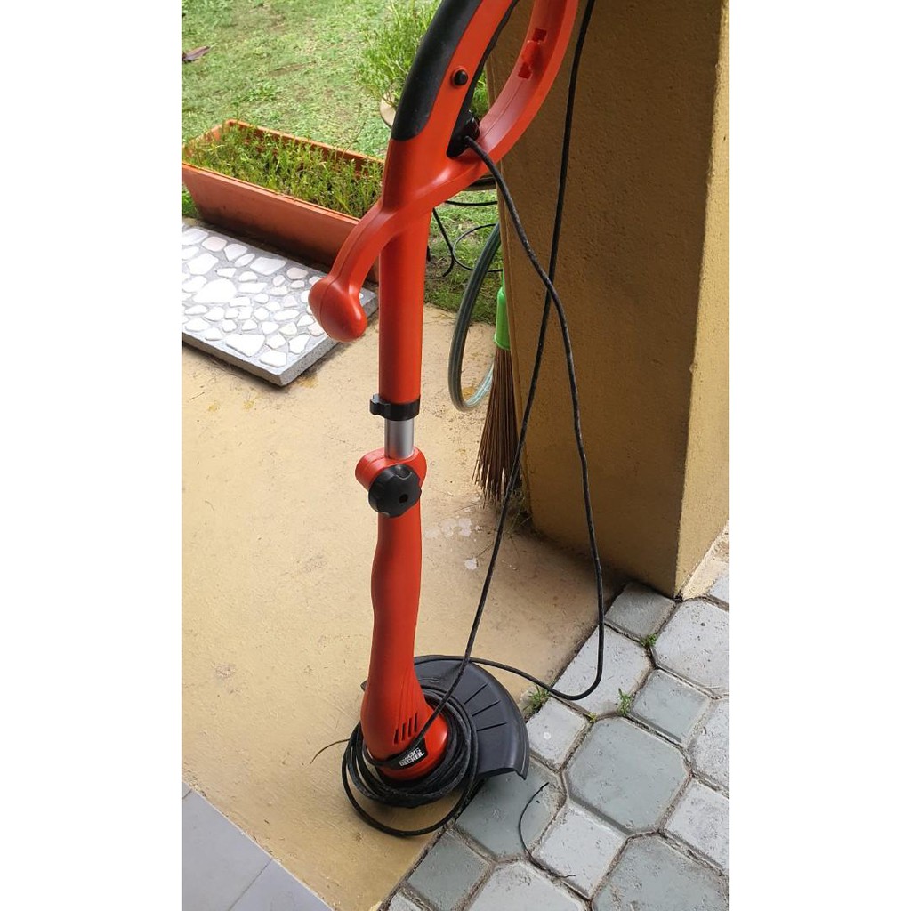 Máy cắt cỏ cầm tay Black&Decker GL300