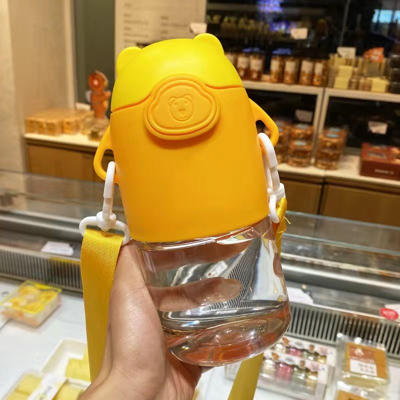 Bình nước hình gấu 600ml có sticker 3D và dán kèm dây đeo siêu dễ thương