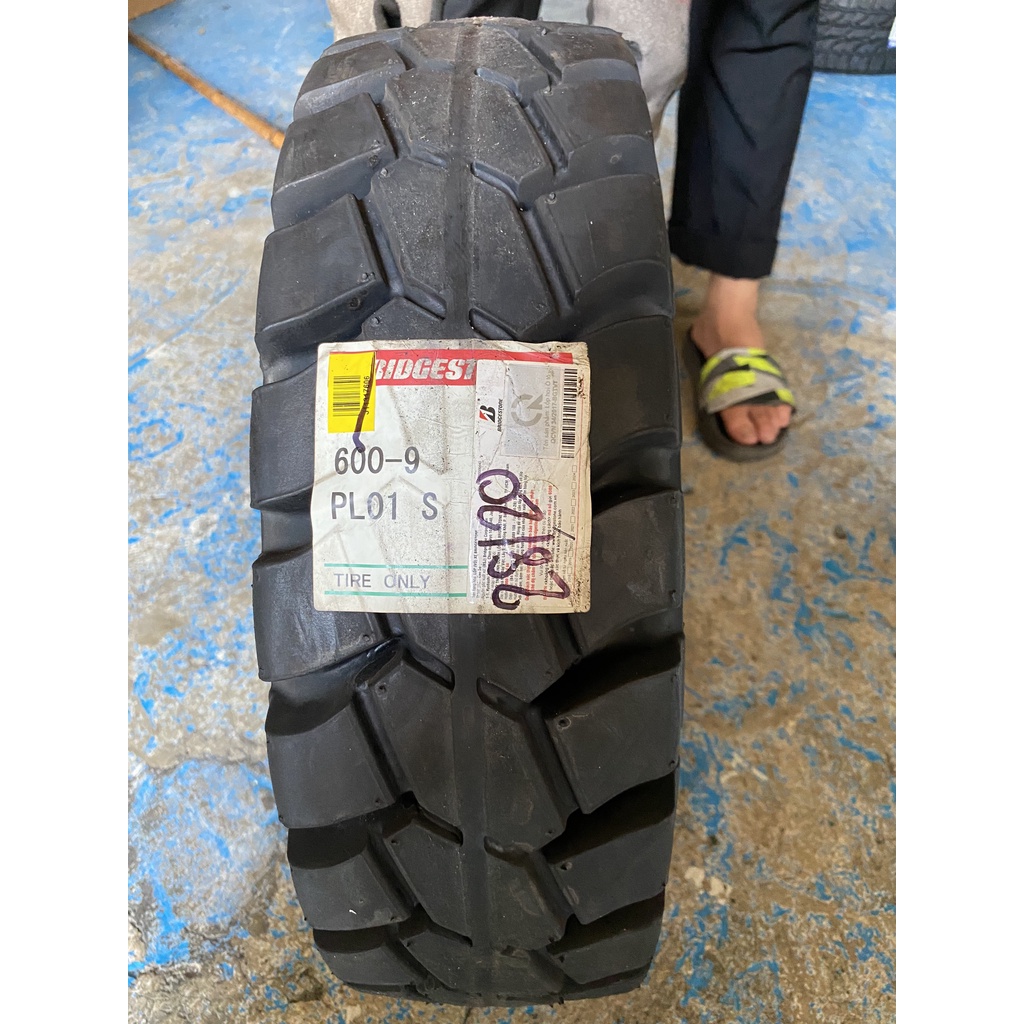 Lốp Bridgestone 600-9 PL01 ( Lốp đặc )
