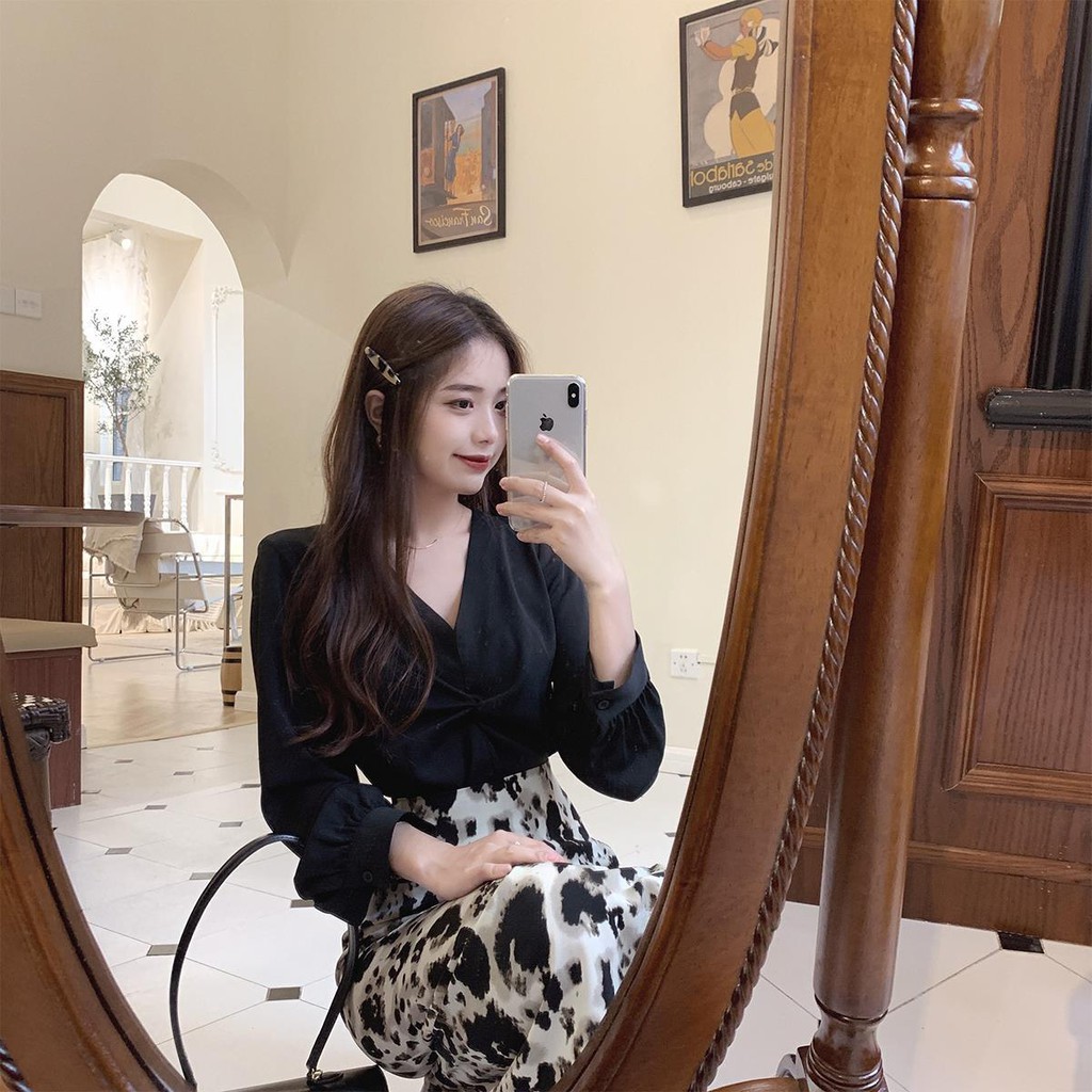 Bộ Áo Sơ Mi Đen Cổ Chữ V Xẻ Tà + Chân Váy Xẻ Tà Họa Tiết Da Báo Thời Trang Hàn Quốc