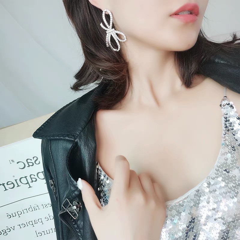 Bông tai khuyên tai nơ to quyến rũ, Phong cách Hàn Quốc tạo điểm nhấn sang chảnh cho bữa tiệc