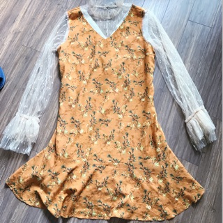 Váy bầu màu vàng ren