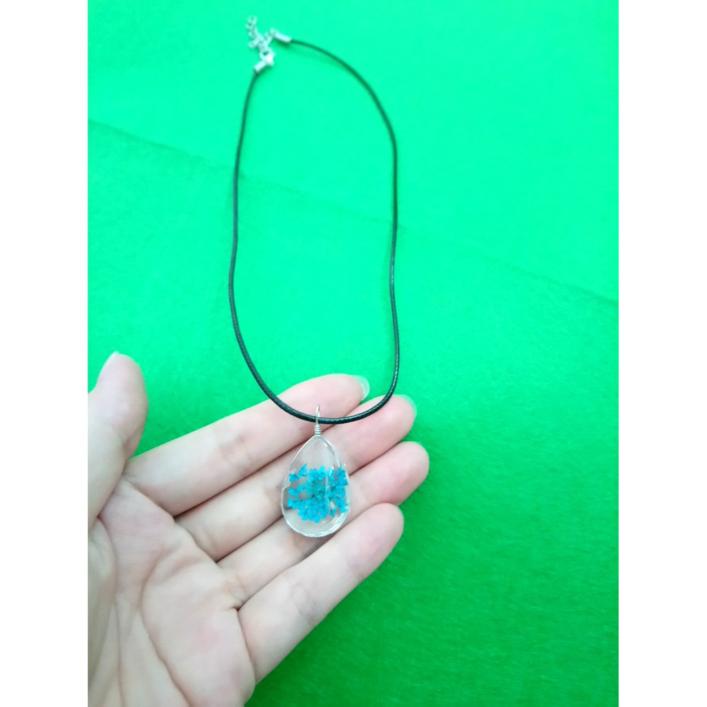 Dây chuyền vòng cổ da mặt trong suốt ép hoa khô, mẫu đẹp y hình lun vì hình shop tự chụp nha các bạn. Giá chỉ 28k bao gồ