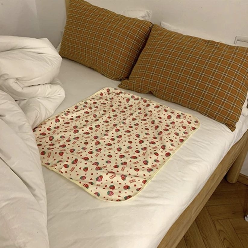 B & F☆ Nệm lót giường chống thấm nước chống tràn họa tiết dâu tây dễ thương