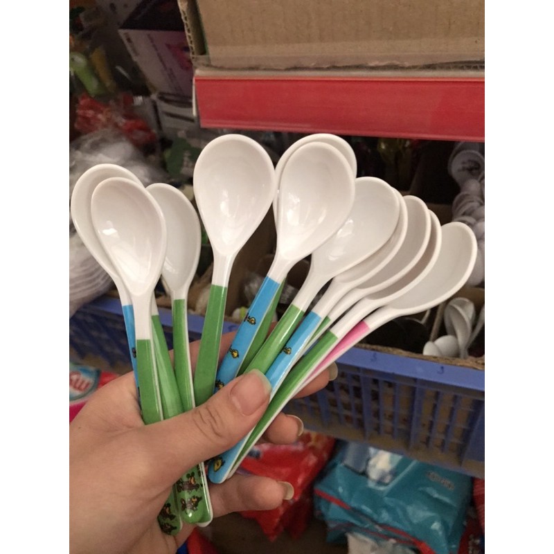 THÌA NHỰA XÚC CƠM CHO BÉ