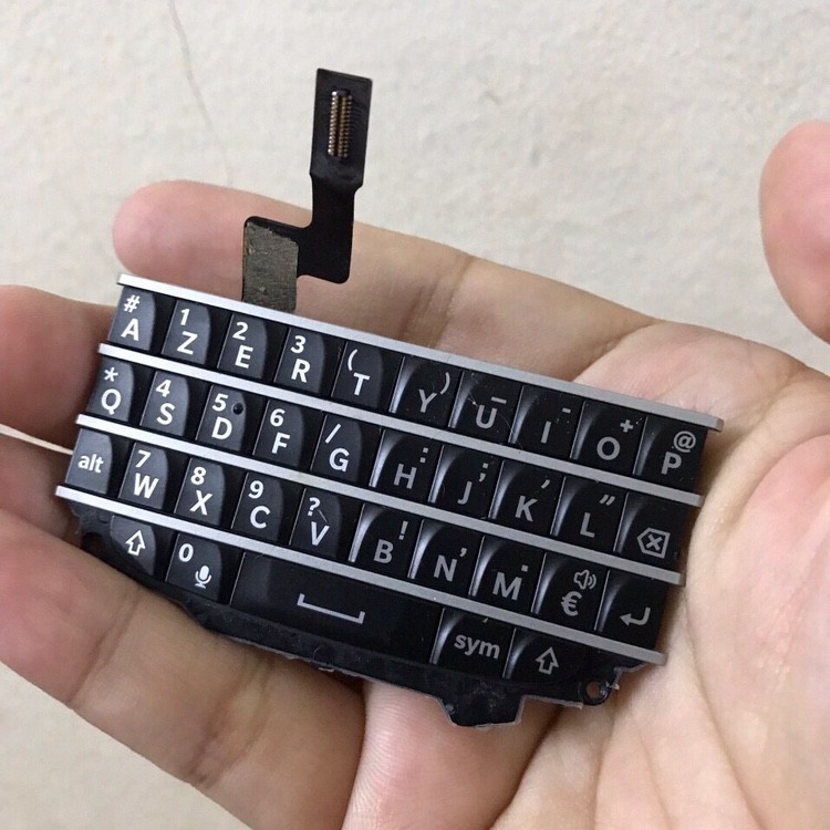 Bán phím blackberry q10 zin bóc may hình thức 96%