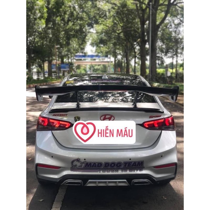 Đuôi gió thể thao xe sedan có đèn hậu