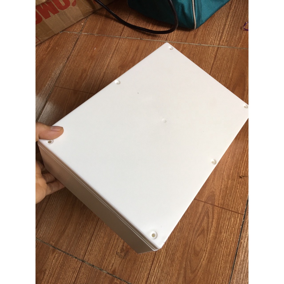 Hộp 265x185x95mm tặng kèm ốc vít và ron cao su chống nước.