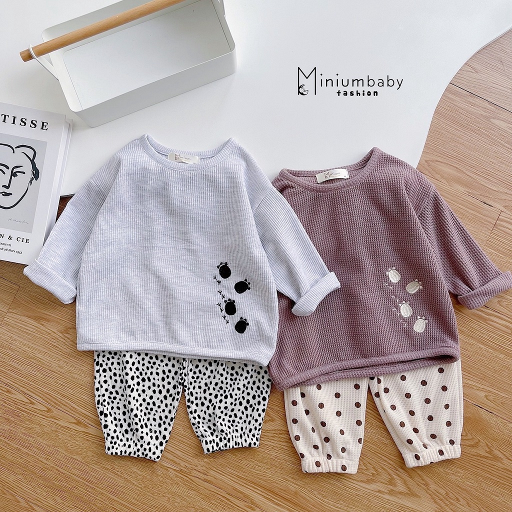 Bộ đồ dài tay quần dài thêu bé, bàn chân thu đông cho bé gái chất liệu tổ ong, quần áo trẻ em miniumbabyfashion SB1135