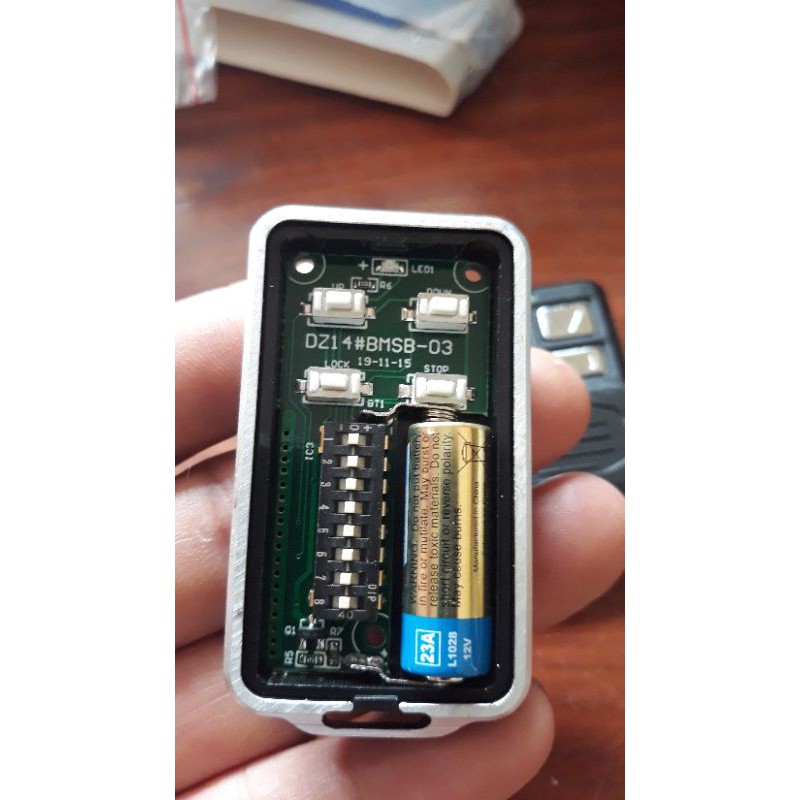 Điều khiển cửa cuốn mã gạt 315 mhz JG Taiwan