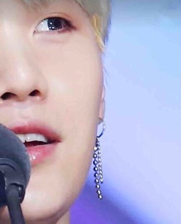 Khuyên tai Suga BTS