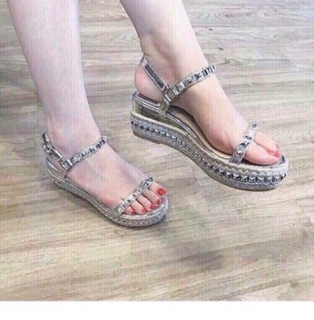 Sandal đinh tán