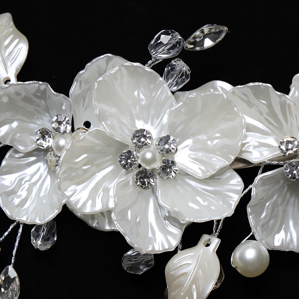 Kẹp tóc hình hoa xinh đẹp cho cô dâu