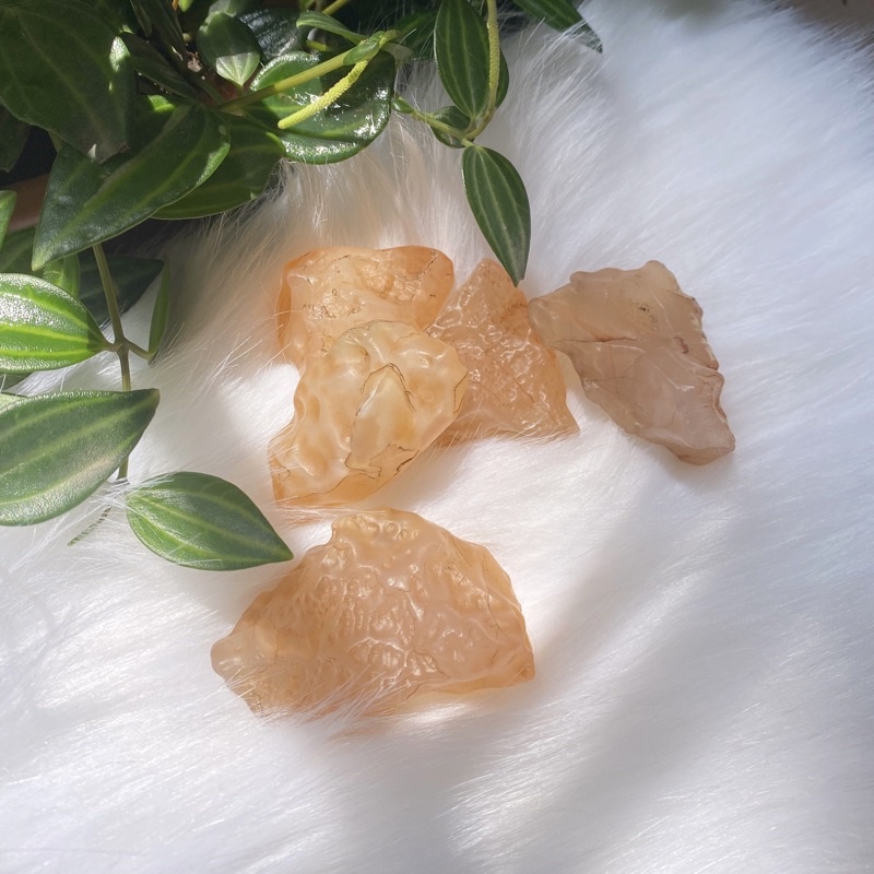 Chalcedony hồng - Ngọc Chalcedony khuyến khích lòng trắc ẩn, chuyển hoá tổn thương sâu gốc