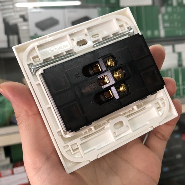 Ổ cắm điện đôi 3 chấu đa năng chuẩn Anh lắp mặt Panasonic hình vuông