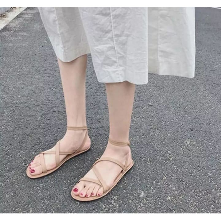 Giày Sandals quai chéo đơn giản Best seller, dép đế thấp xỏ ngón đi học cực bền.