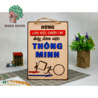 Bảng gỗ trang trí khẩu hiệu Đừng làm việc chăm chỉ, hãy làm việc thông minh