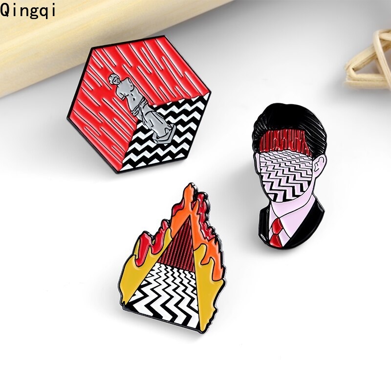 Ghim cài áo Miss Zoe tráng men hoa văn độc đáo